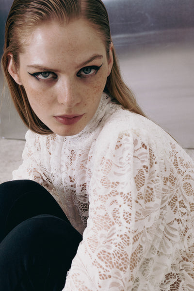 ROSETTE WHITE LACE TOP